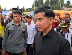 Kunjungi Posko Galodo Solok, Gibran Minta Bantuan Tak Menumpuk dan Terus Dipasok